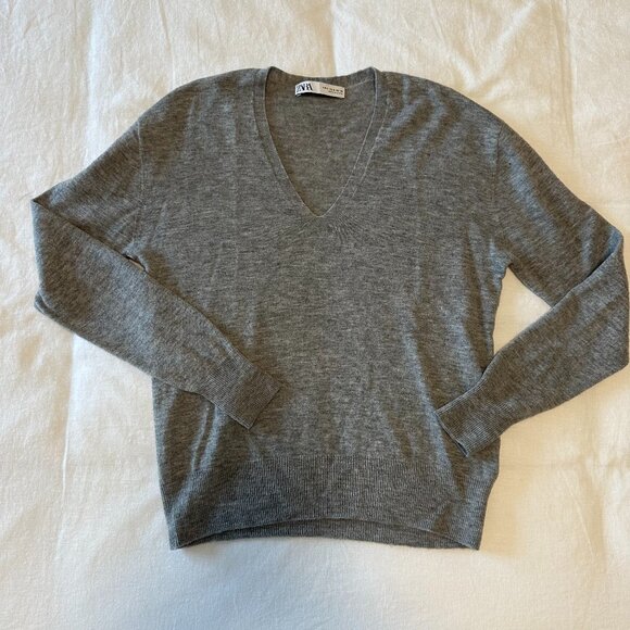 Zara Woman Grey V-Neck Lightweight Pullover Sweater Size Small - Picture 1 of 5